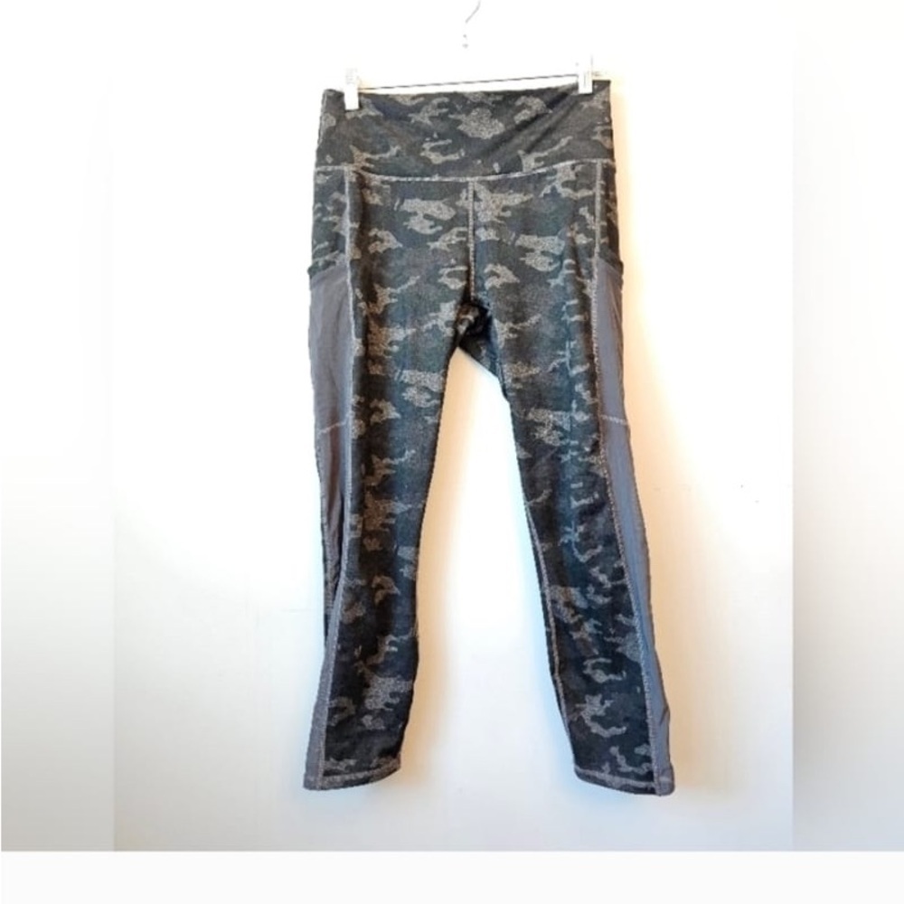 Fabletics Powerhold Camo Leggings Size M
EUC Fabletics black camo leggings